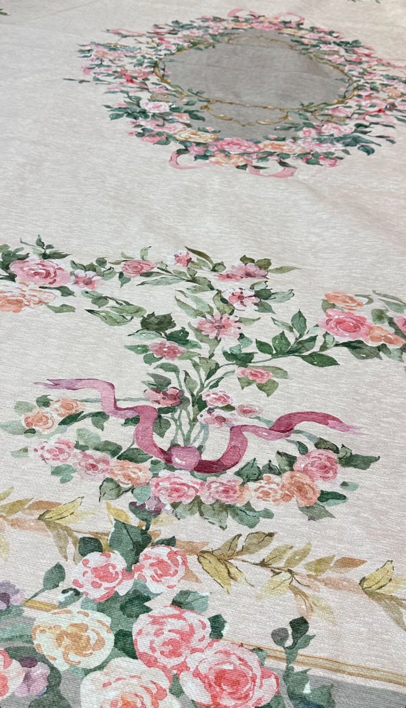 سجادة خضراء مزخرفة بالزهور