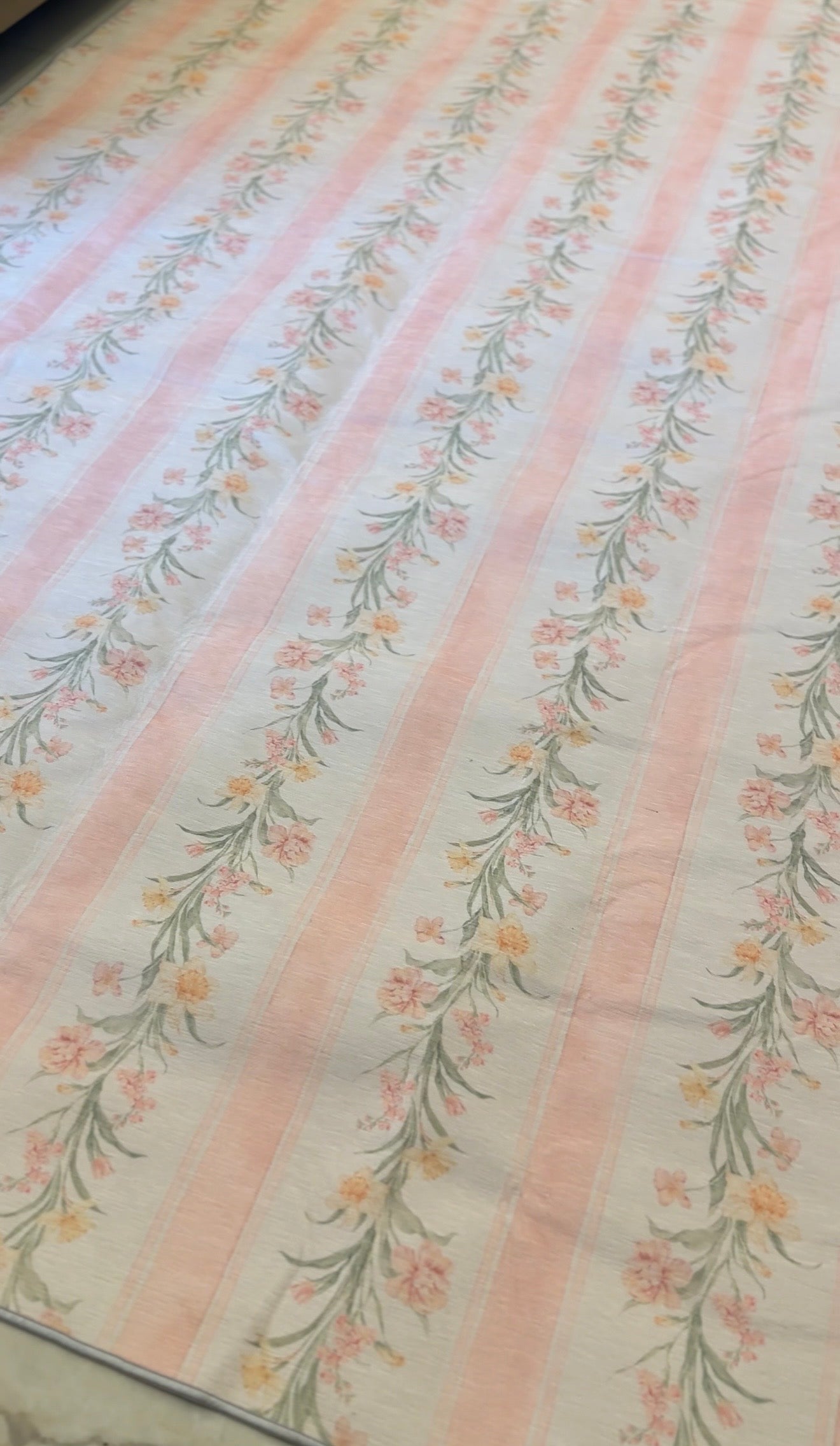 سجادة زهرية مبطنة باللون الوردي متاحة للتسليم تسليم فوري